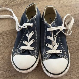 Toddler size 9 converse